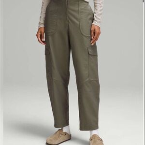 Lululemon Light Utilitech Cargo Pocket High-Rise Barrel Pant in Army Green